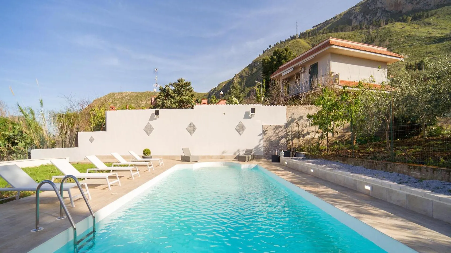 Awesome Home In Altavilla Milicia With Kitchen 펜션